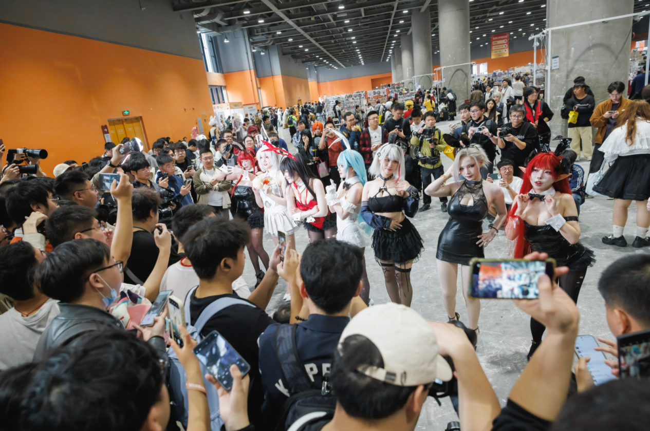 《碧蓝航线》2025冬日快闪点燃玩家热情 三城线下嘉年华圆满落幕[图10]